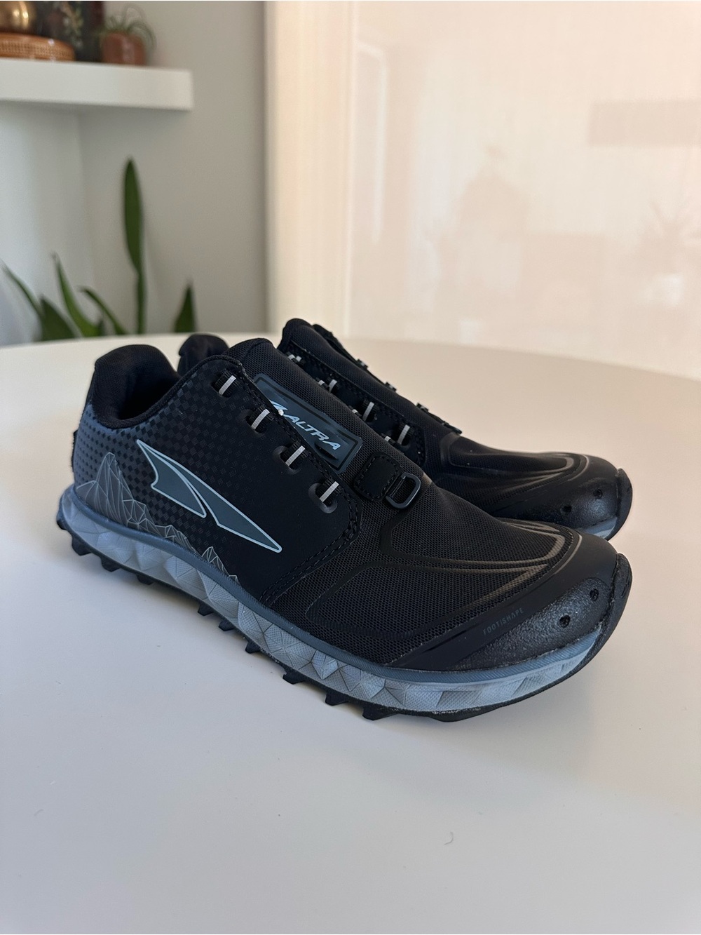 ALTRA superior 4.5 gator trap athletic women’s size 7.5 black/blue